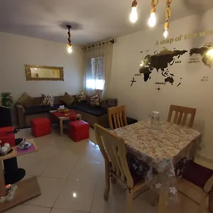 Beautiful Ground-floor With Portable Air Conditioning, Parking, And Free Wi-fi Apartment